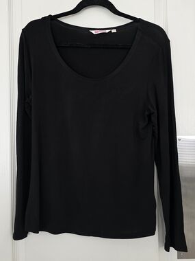 Black Long-Sleeve Scoop Neck Tee